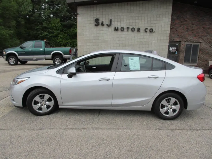 2017 Chevrolet Cruze LS photo 1
