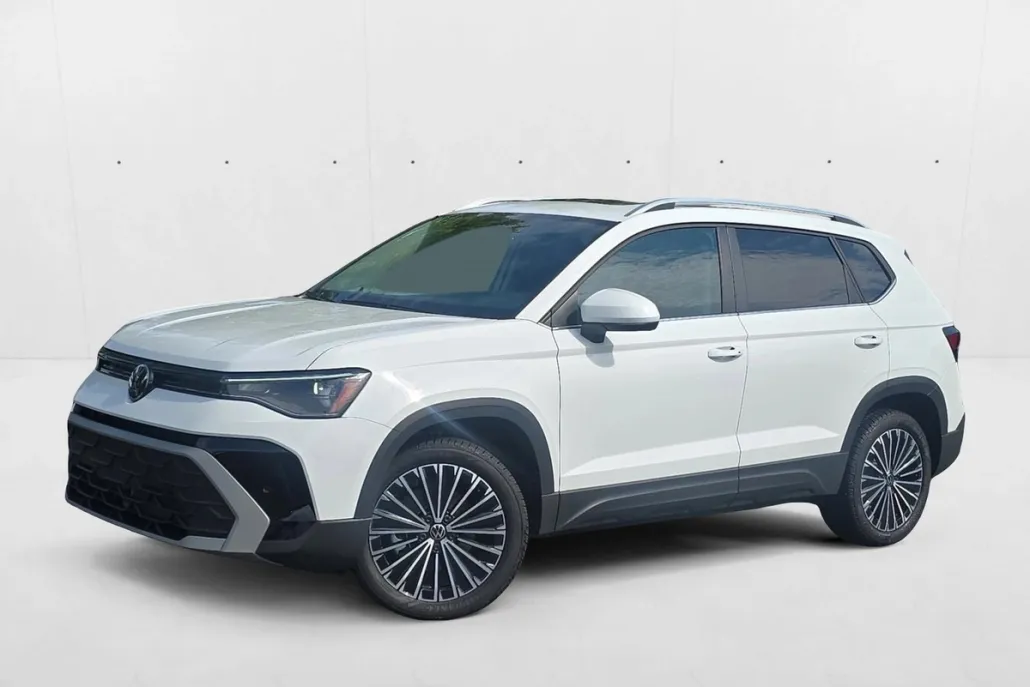 2025 Volkswagen Taos SE photo 1
