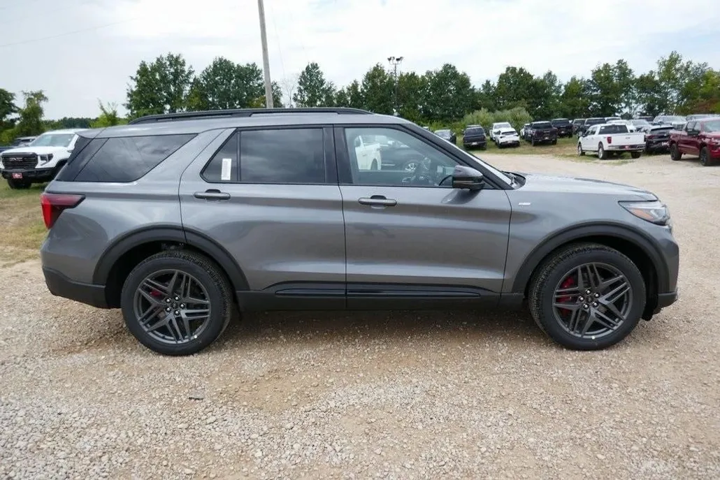 2025 Ford Explorer ST-Line photo 1