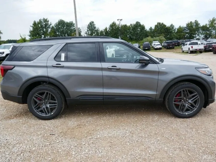 2025 Ford Explorer ST-Line photo 1