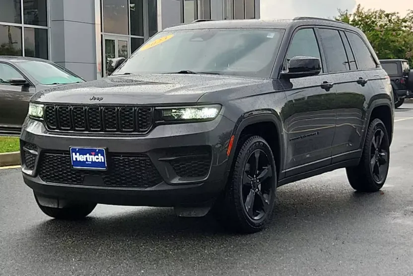 2023 Jeep Grand Cherokee Altitude photo 1