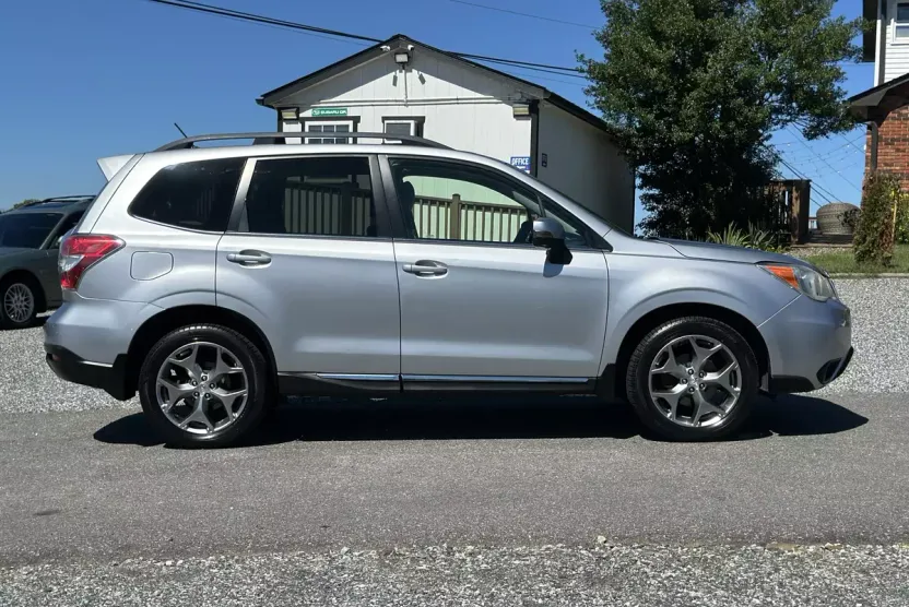 2015 Subaru Forester Touring photo 1