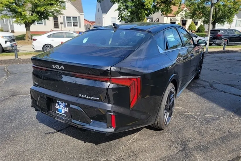 2025 Kia K4 GT-Line photo 1