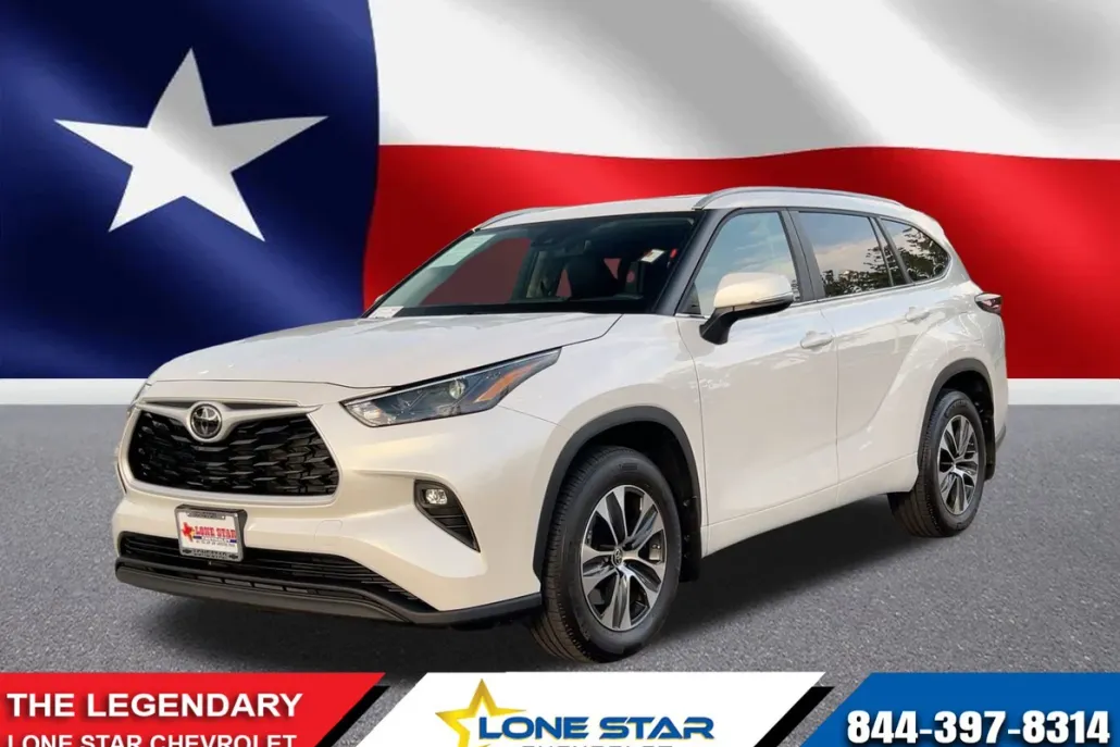 2025 Toyota Highlander LE photo 1