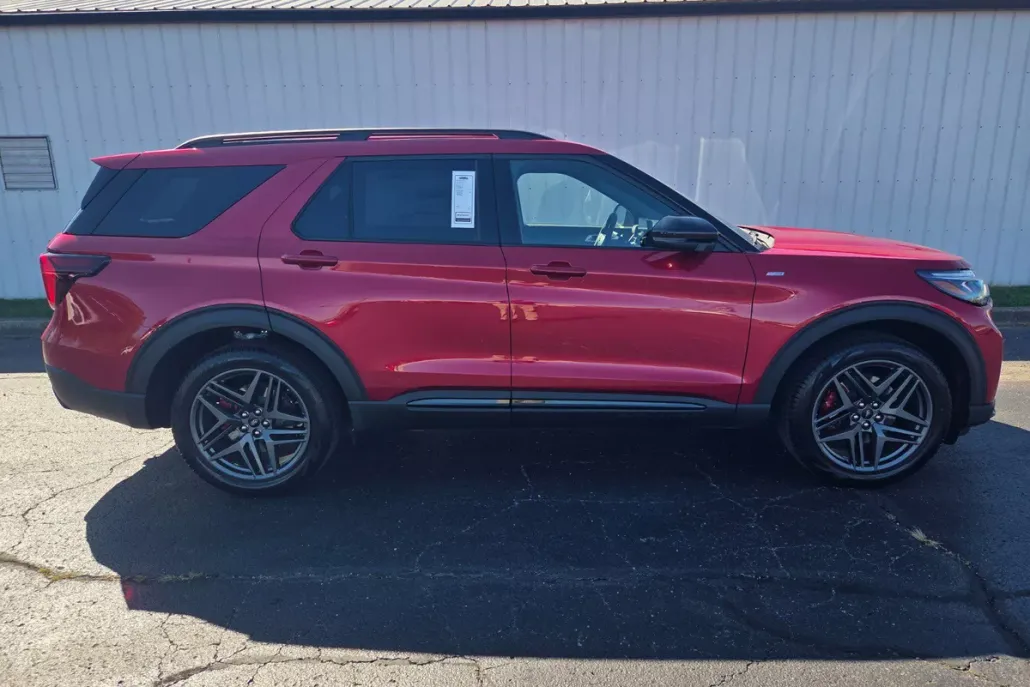 2025 Ford Explorer ST-Line photo 1