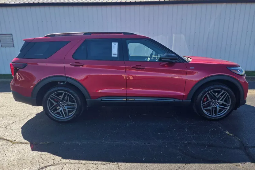 2025 Ford Explorer ST-Line photo 1