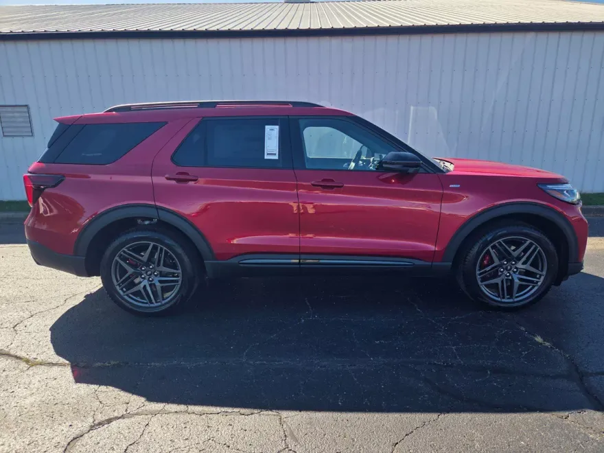 2025 Ford Explorer ST-Line photo 1