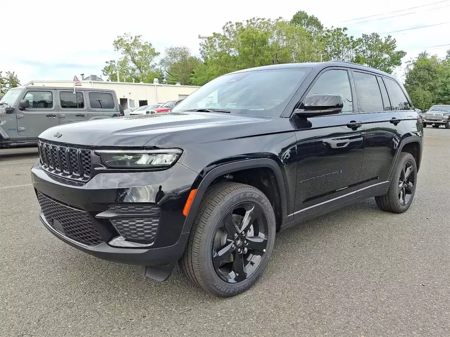 2025 Jeep Grand Cherokee Altitude photo 1