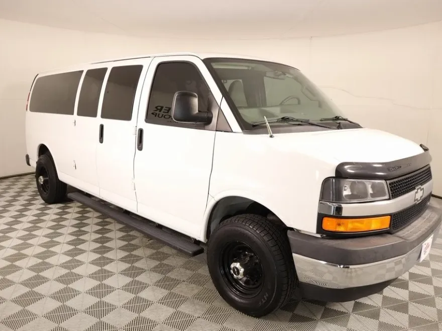 2017 Chevrolet Express 3500 LT Passenger photo 1