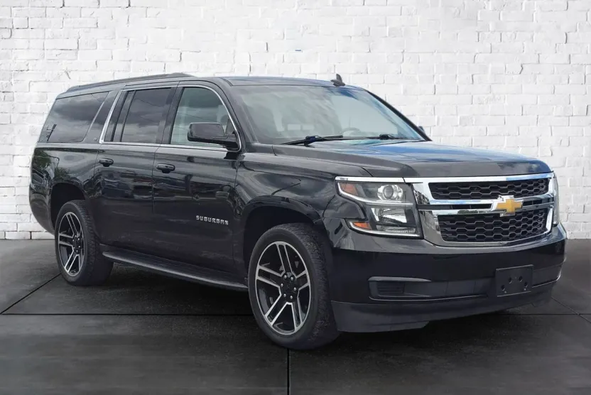 2018 Chevrolet Suburban LT photo 1