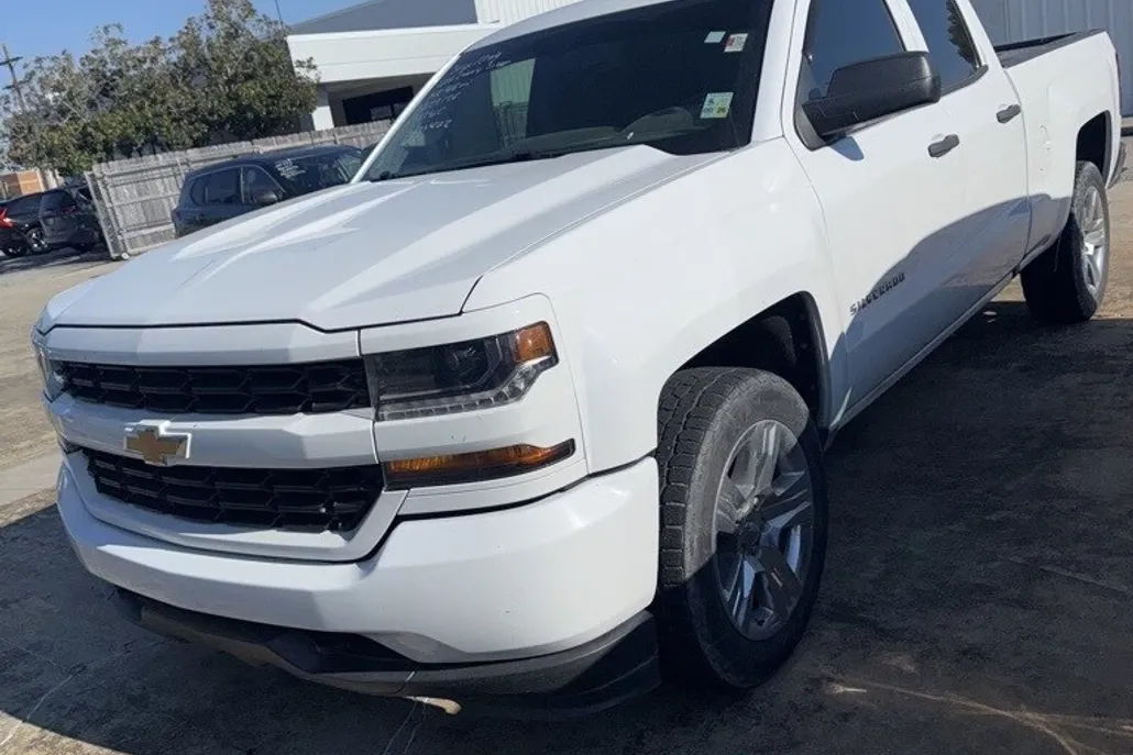 2018 Chevrolet Silverado 1500 Custom photo 1