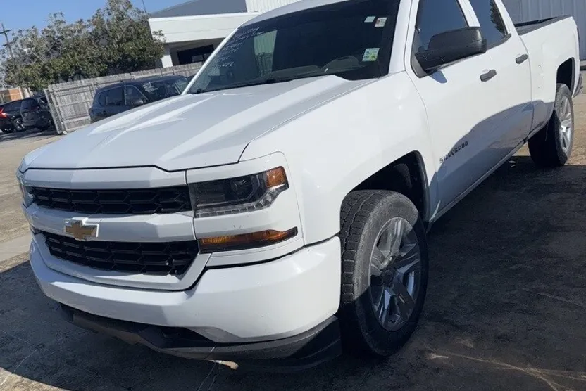 2018 Chevrolet Silverado 1500 Custom photo 1