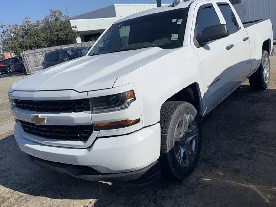 2018 Chevrolet Silverado 1500 Custom photo 1