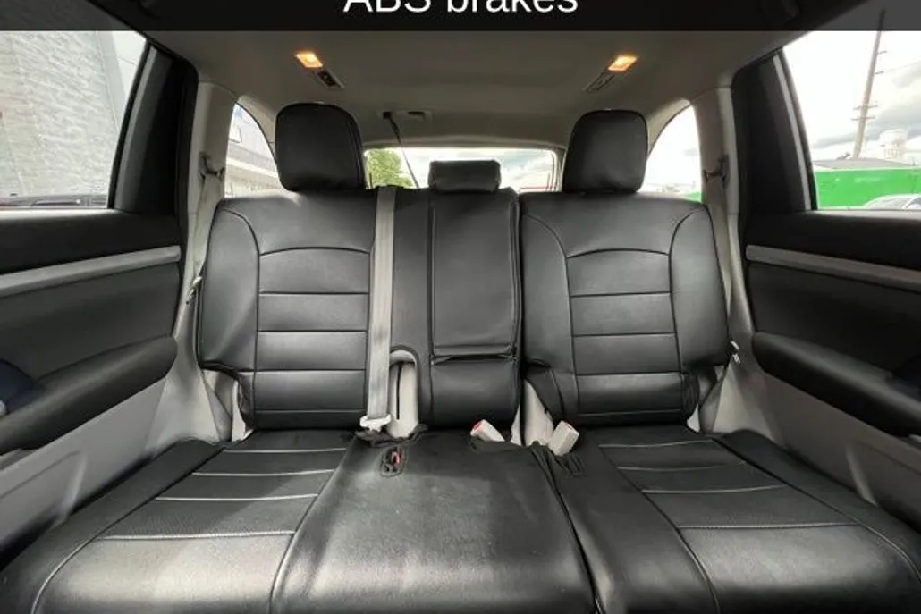 2016 Toyota Highlander LE photo 1