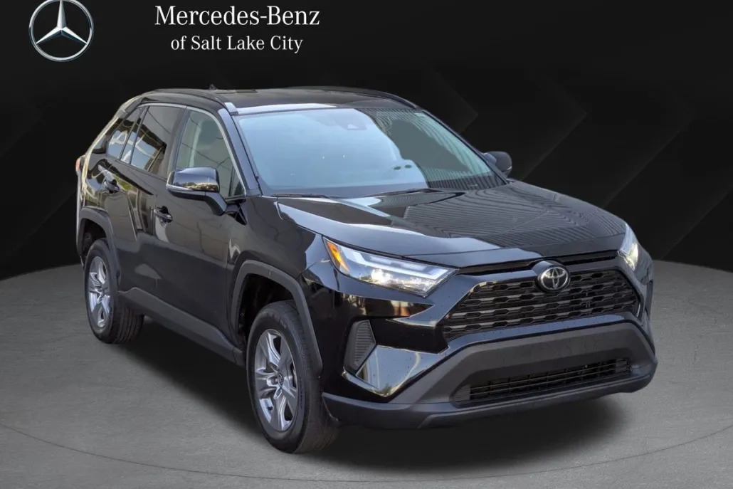 2024 Toyota RAV4 XLE photo 1