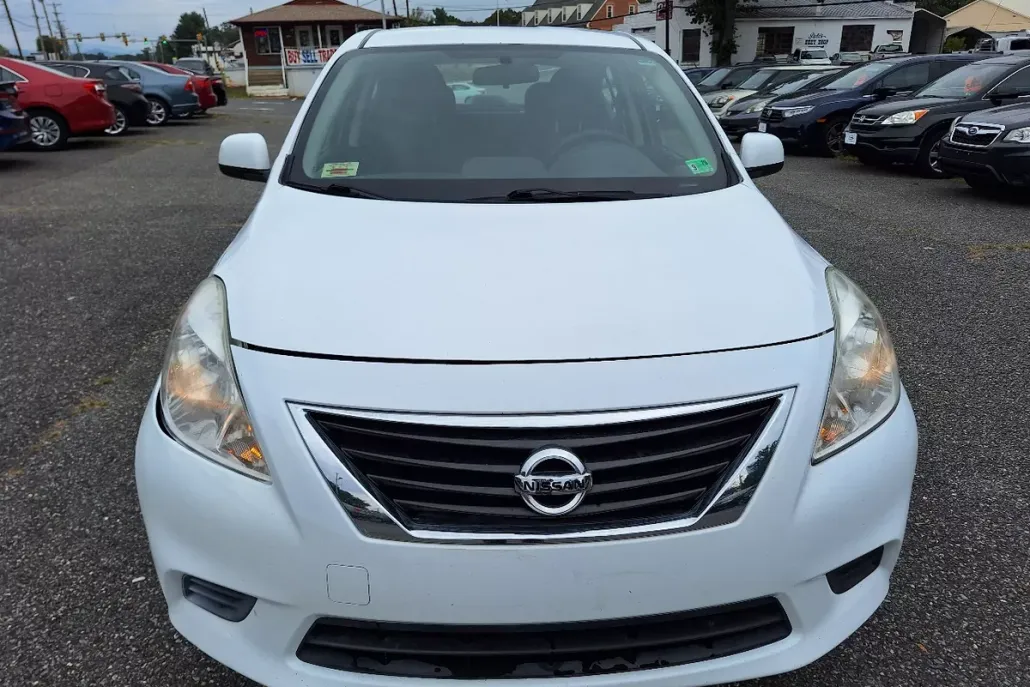 2012 Nissan Versa 1.6 SV Sedan photo 1