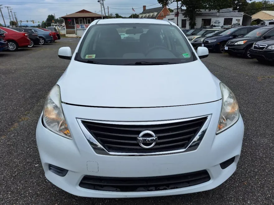 2012 Nissan Versa 1.6 SV Sedan photo 1