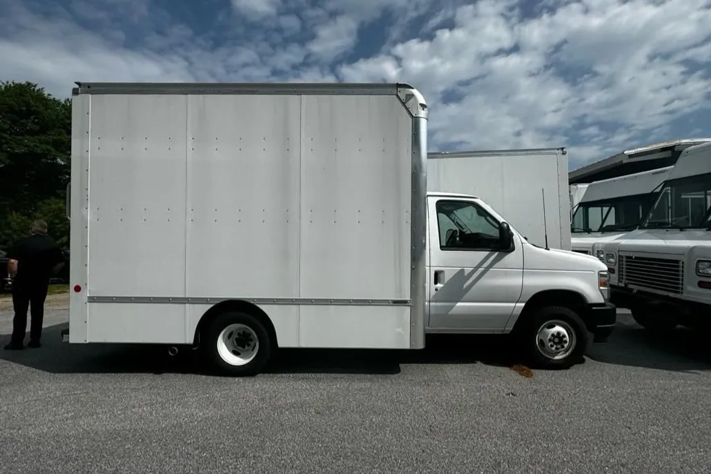 2023 Ford E-450 Stripped Chassis photo 1