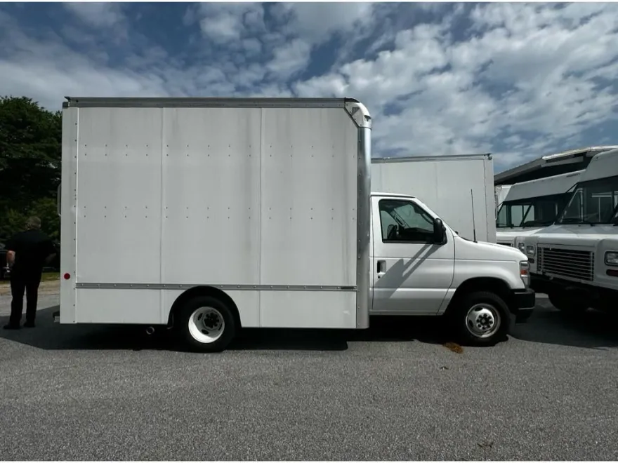 2023 Ford E-450 Stripped Chassis photo 1