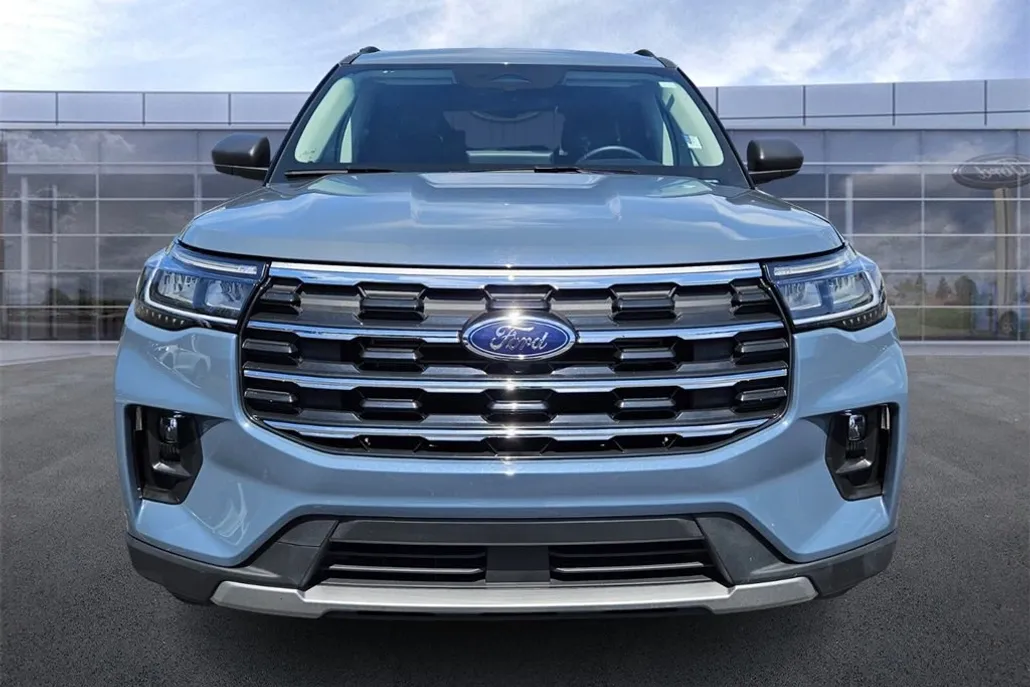 2025 Ford Explorer photo 1