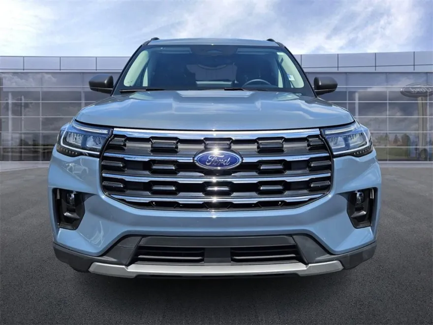 2025 Ford Explorer photo 1