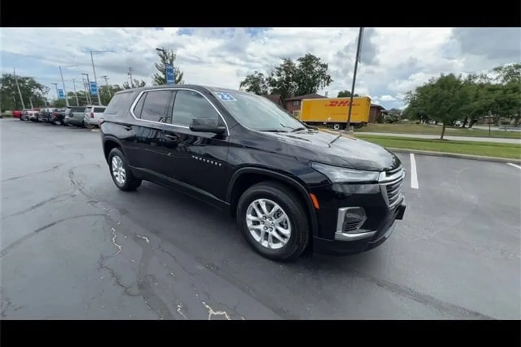 2023 Chevrolet Traverse LS photo 1