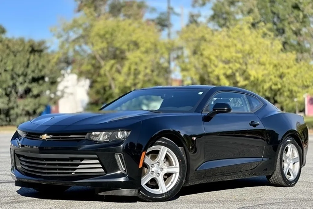 2018 Chevrolet Camaro 1LT photo 1