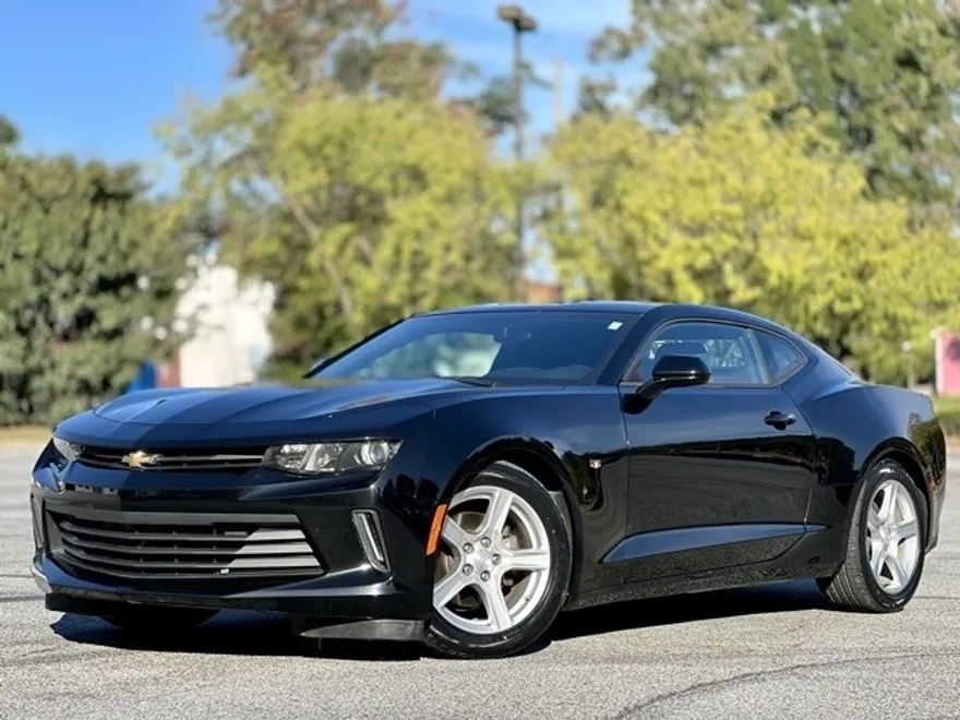 2018 Chevrolet Camaro 1LT photo 1