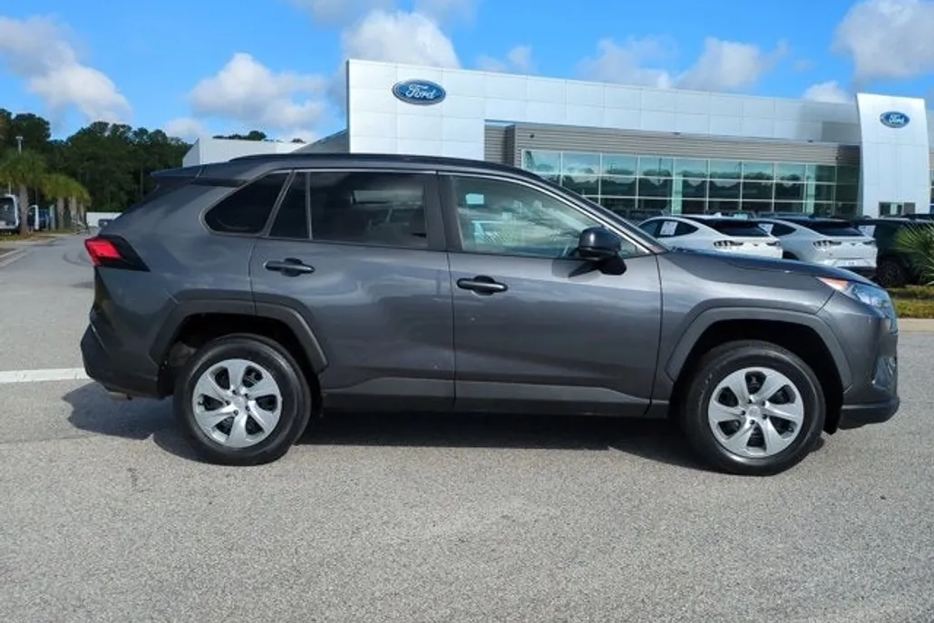 2021 Toyota RAV4 LE photo 1