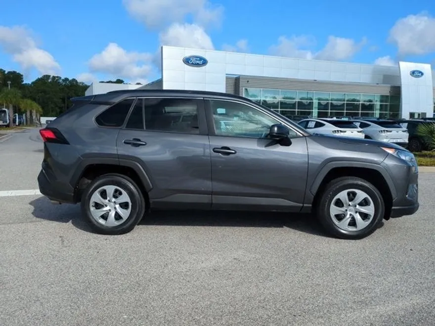 2021 Toyota RAV4 LE photo 1