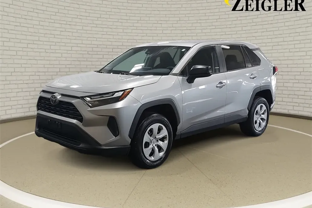 2024 Toyota RAV4 LE photo 1