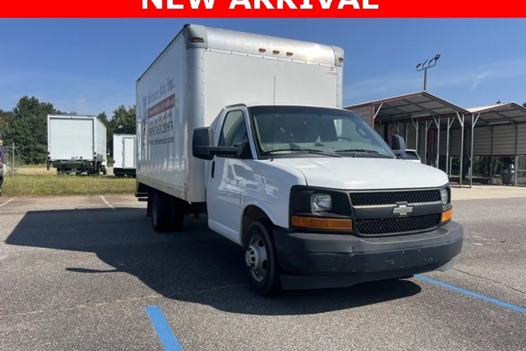 2017 Chevrolet Express 3500 Work Van Cutaway photo 1
