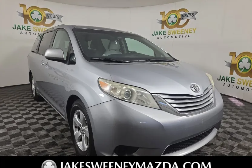 2017 Toyota Sienna LE photo 1
