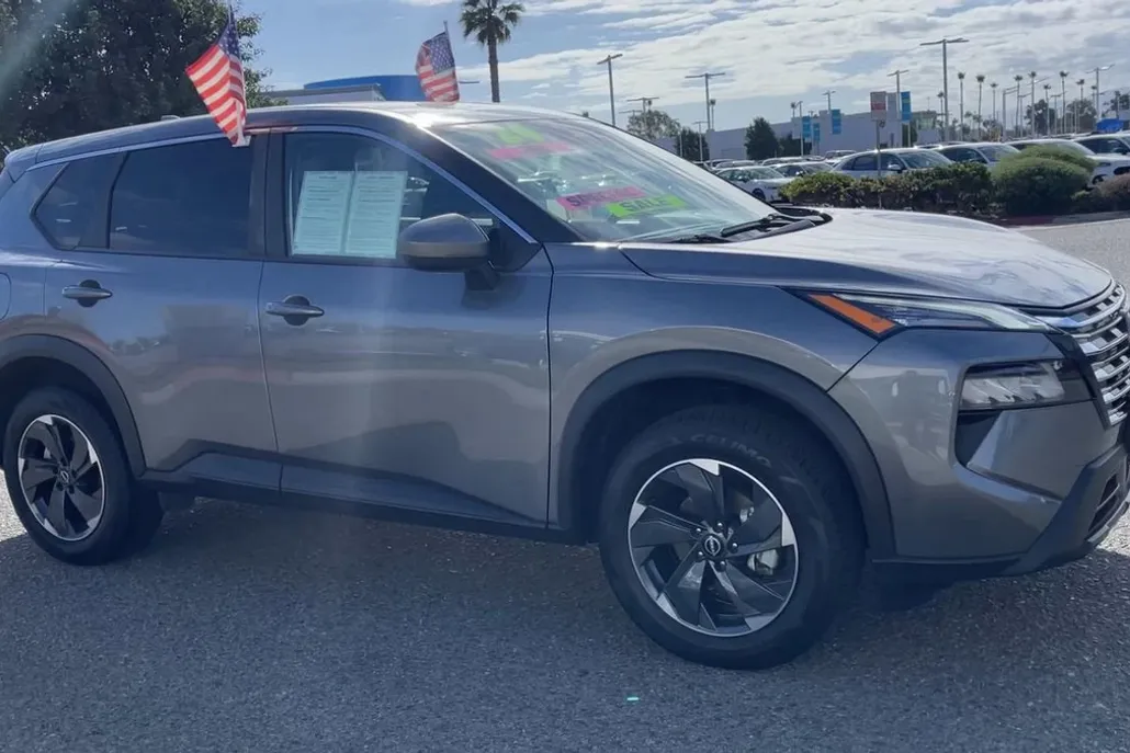 2024 Nissan Rogue SV photo 1