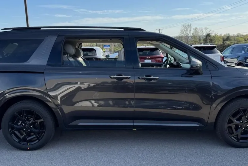 2025 Kia Carnival SX Prestige photo 1