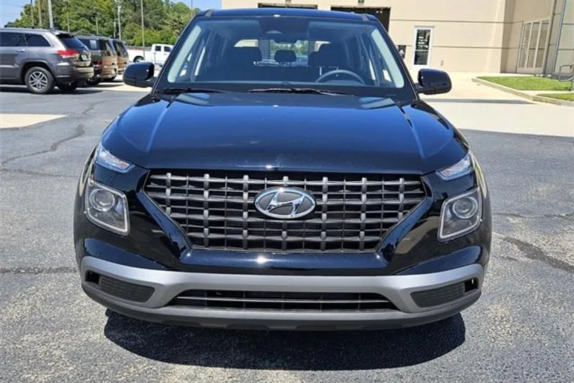 2025 Hyundai Venue SE photo 1