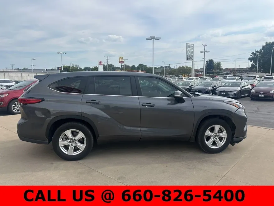 2023 Toyota Highlander LE photo 1