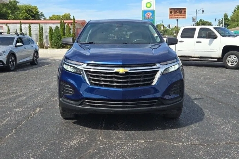 2023 Chevrolet Equinox LS photo 1
