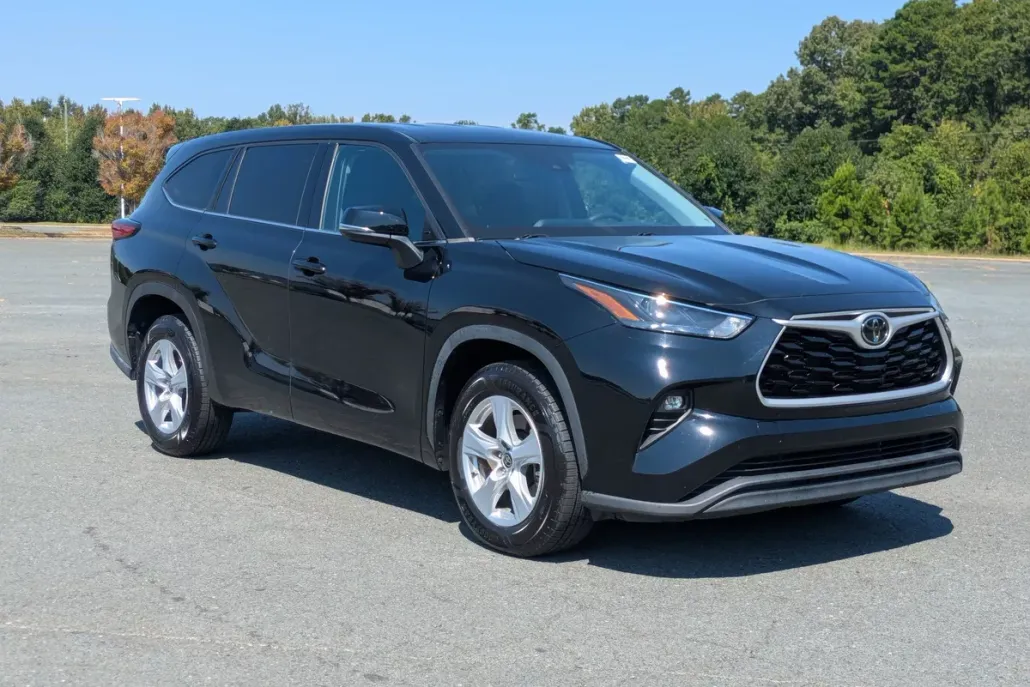 2022 Toyota Highlander LE photo 1