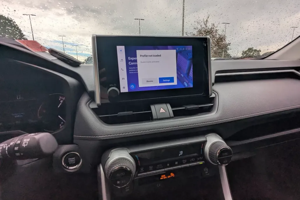 2023 Toyota RAV4 XLE photo 1