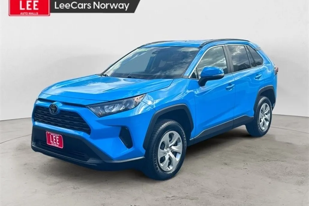 2021 Toyota RAV4 LE photo 1