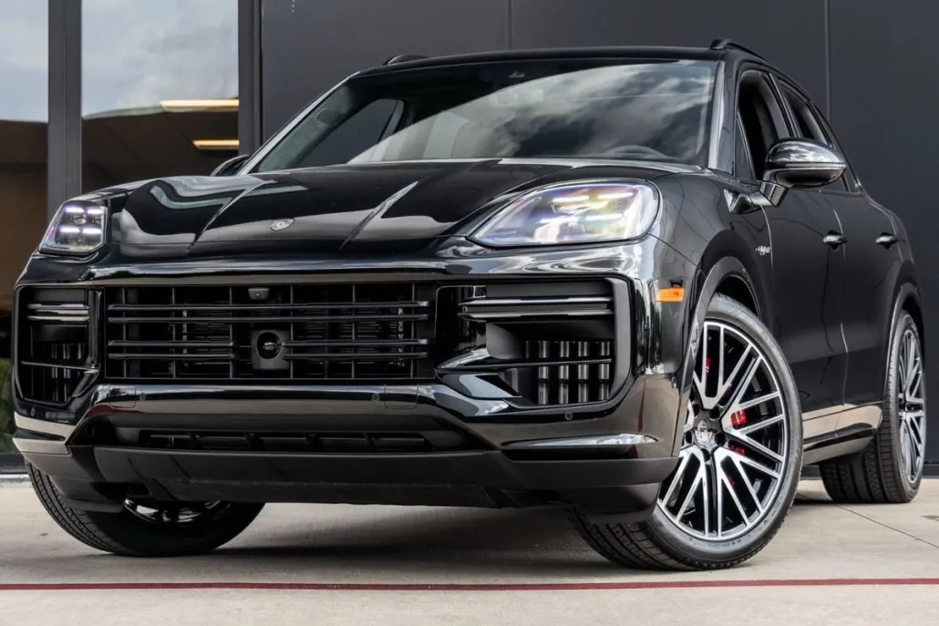 2025 Porsche Cayenne Turbo E-Hybrid photo 1