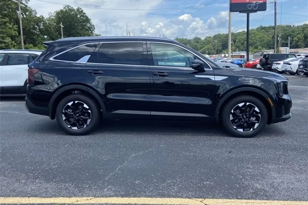 2025 Kia Sorento S photo 1