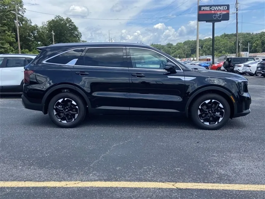2025 Kia Sorento S photo 1