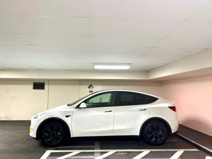 2024 Tesla Model Y Long Range photo 1