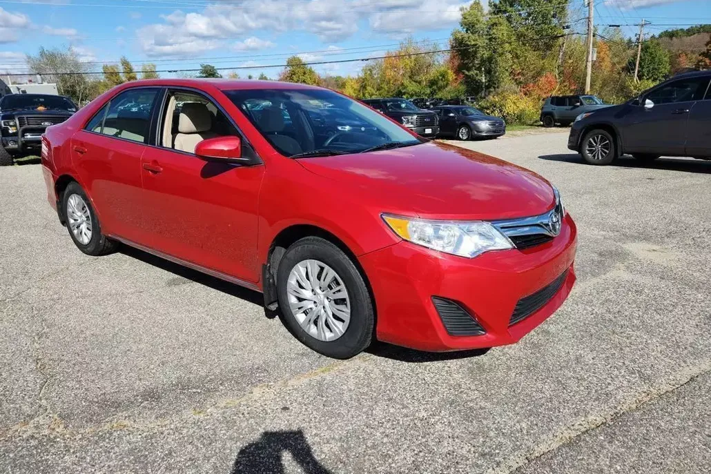 2014 Toyota Camry LE photo 1