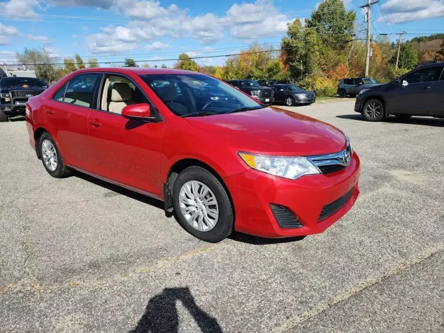 2014 Toyota Camry LE photo 1