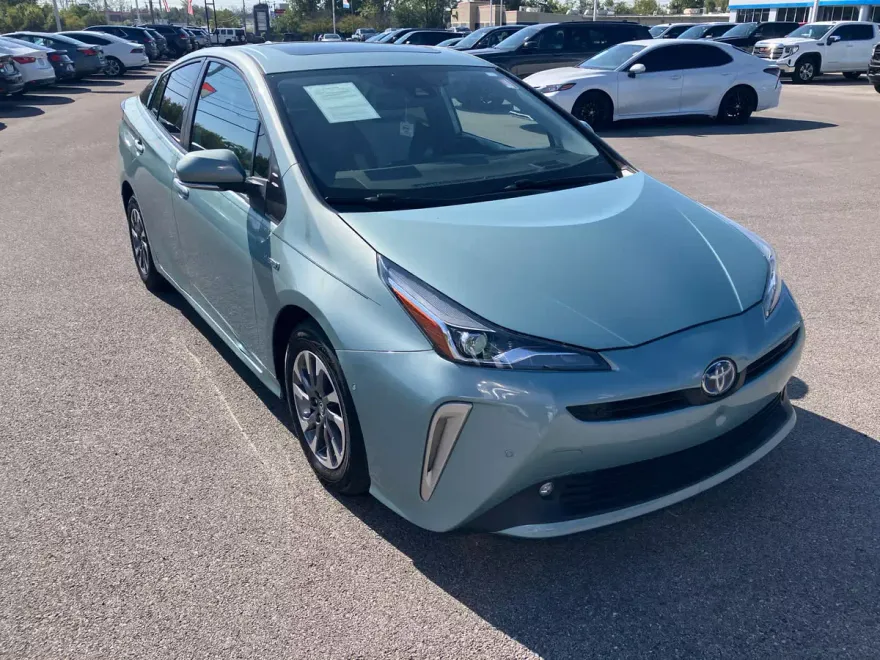 2022 Toyota Prius L Eco photo 1