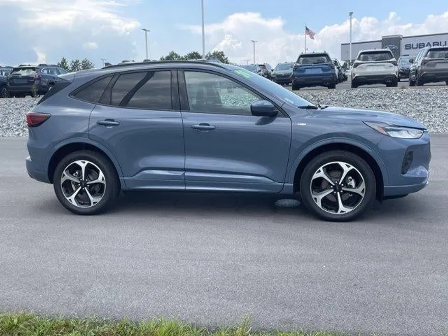 2024 Ford Escape ST-Line Select photo 1