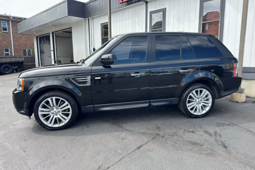 2010 Land Rover Range Rover Sport HSE photo 1